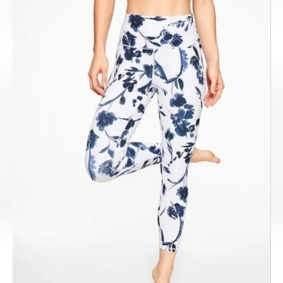 Athleta Pants - Athleta White Elation Water Flower Leggings Floral Print Blue Size Medium